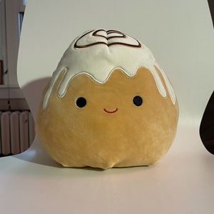 Chanel the cinnamon roll Squishmallow